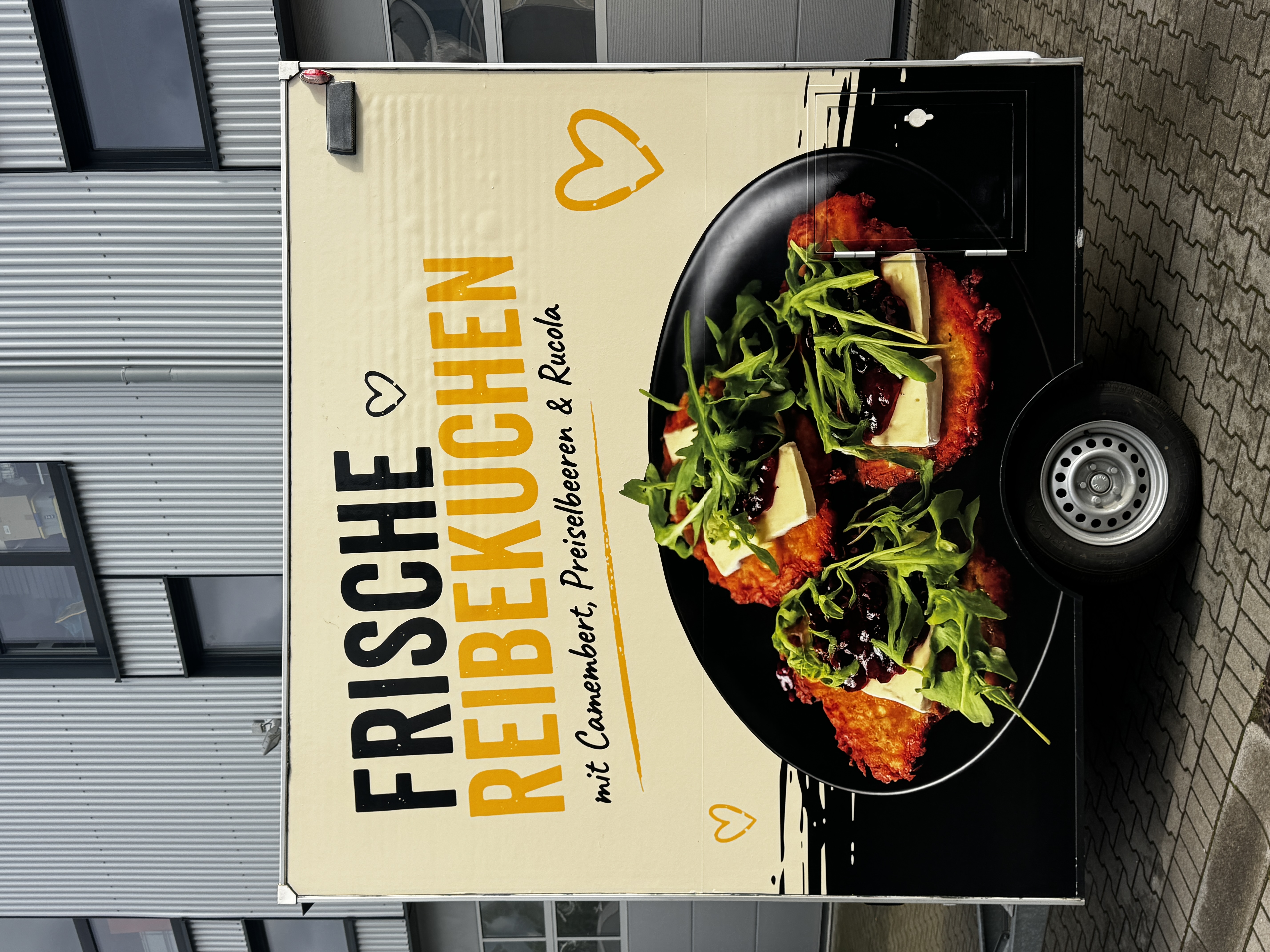 Frische Reibekuchen mit Camembert, Preiselbeeren und Rucola