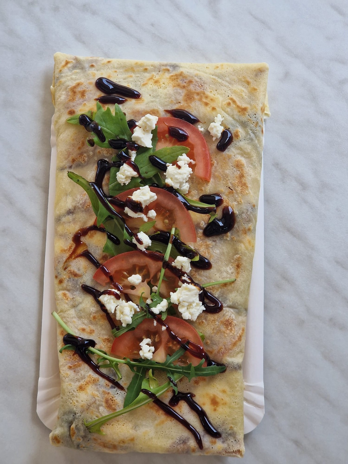 Herzhafter Crêpe mit Schafskäse, Rucola & Tomate