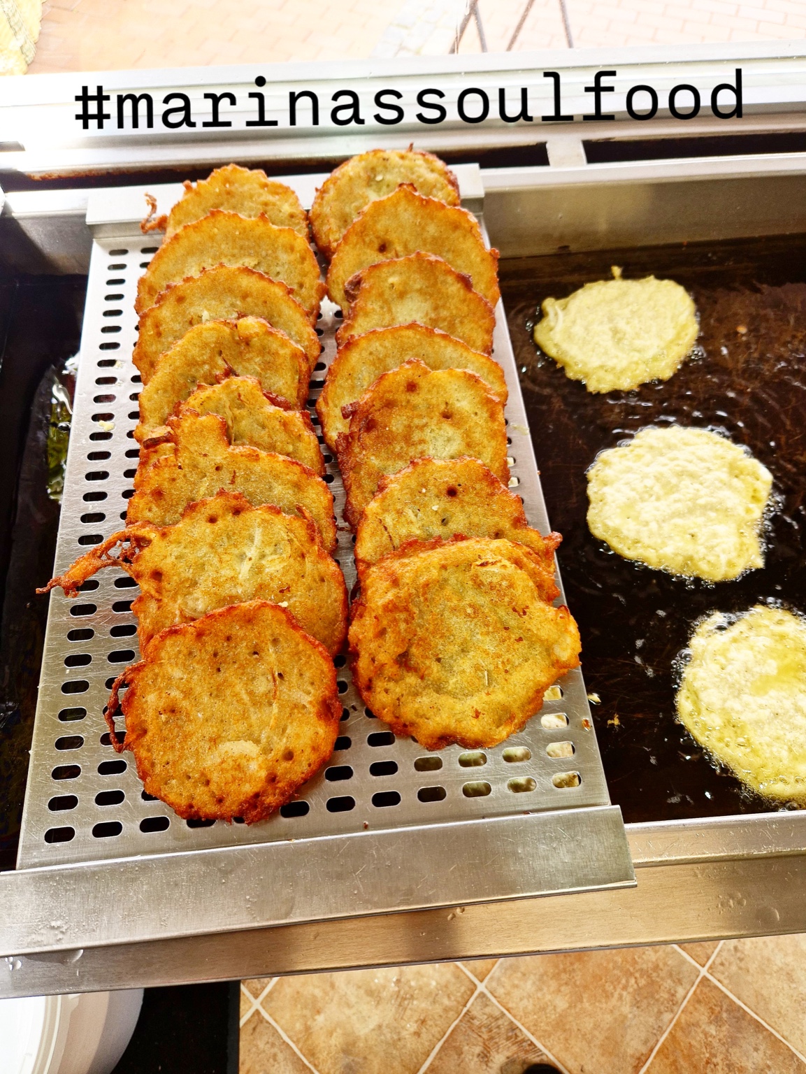 Knusprige Reibekuchen auf der Grillplatte